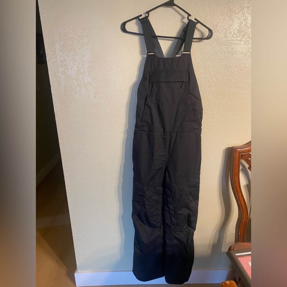 ***SOLD*** 
Mountain Hardwear Black Snow Gear